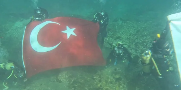 Su altında Türk bayrağı açtılar