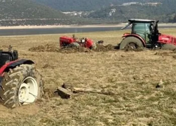 Bursa’da piknik alanına giden bataklığa saplandı