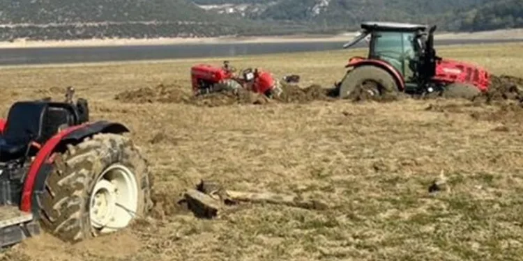 Bursa’da piknik alanına giden bataklığa saplandı