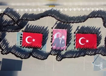 Yüzlerce öğrenci Türkiye haritası oluşturdu