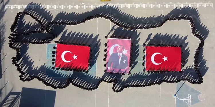 Yüzlerce öğrenci Türkiye haritası oluşturdu