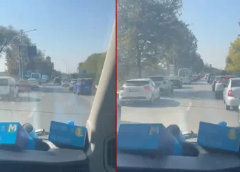 Bursa’da sürücüler fermuar yöntemiyle ambulansa yol verdi