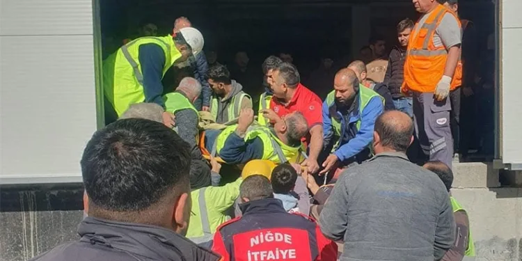 Asansör boşluğuna düşen şantiye şefi yaralandı
