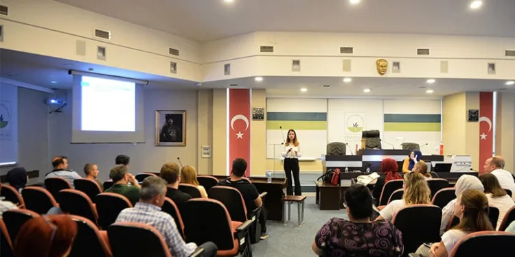 Belediye personeline sağlıklı beslenme ve ofis ergonomisi eğitimi