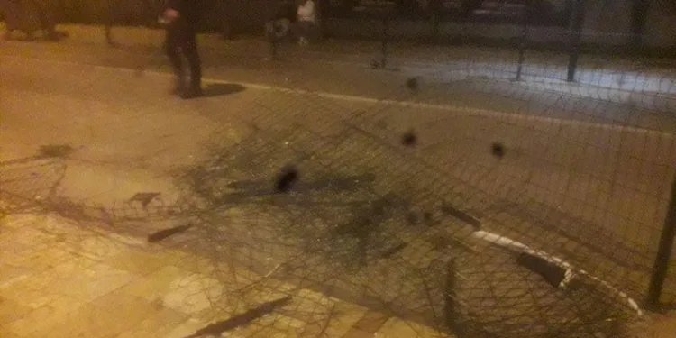 Küçükçekmece’de korkutan çatı yangını: O anlar kamerada