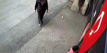 Çocuk ve annenin bayrak sevgisi