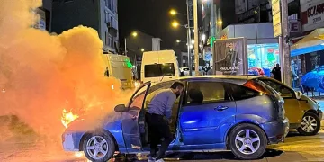 Cep telefonunu almak için yanan aracın içine girdi