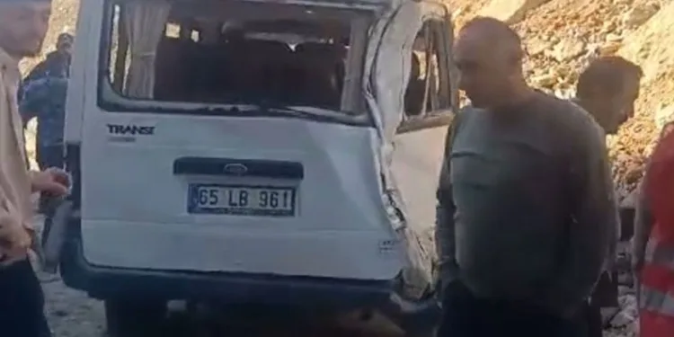 Dev kayalar minibüsün üzerine düştü
