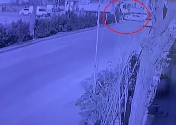 Hafriyat kamyonu, otomobili metrelerce sürükledi