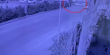 Hafriyat kamyonu, otomobili metrelerce sürükledi