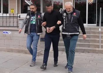 Otomobil yangın sonrası kullanılamaz hale geldi