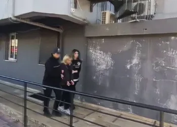 Annesine saldıran babasını bıçaklayarak öldürdü