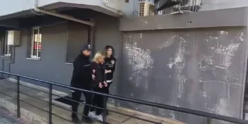 Annesine saldıran babasını bıçaklayarak öldürdü