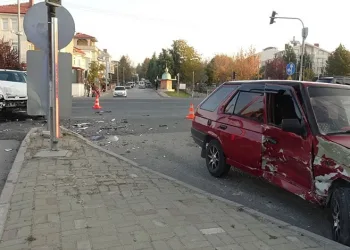 Otomobiller kavşakta çarpıştı: 3 yaralı