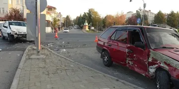 Otomobiller kavşakta çarpıştı: 3 yaralı