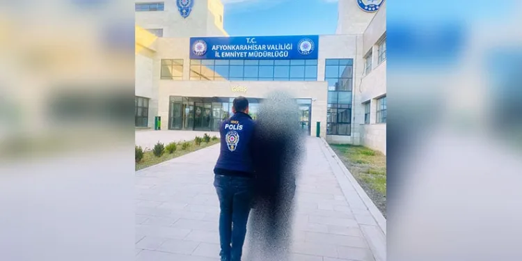 3 yıl 4 ay hapis cezasıyla aranan şahsı polis yakaladı