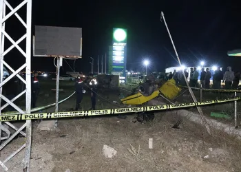Direğe çarpan araç ikiye bölündü: 1 ölü, 3 yaralı