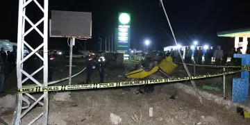 Direğe çarpan araç ikiye bölündü: 1 ölü, 3 yaralı