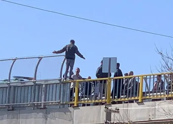 Üst geçitte intihar girişimi