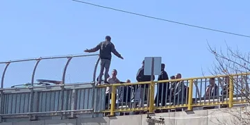 Üst geçitte intihar girişimi