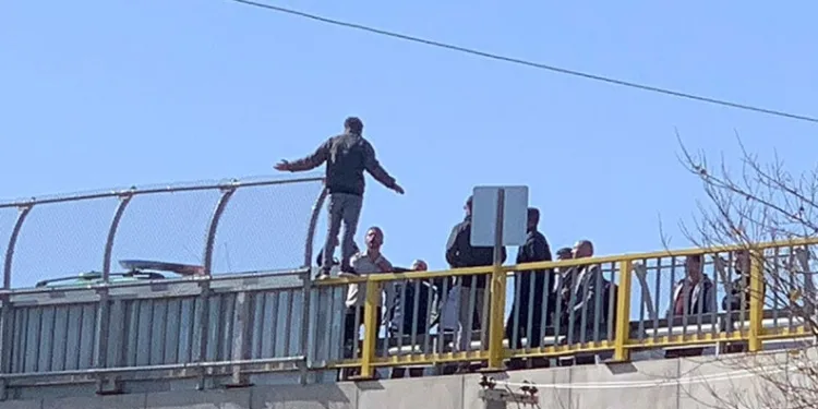 Üst geçitte intihar girişimi