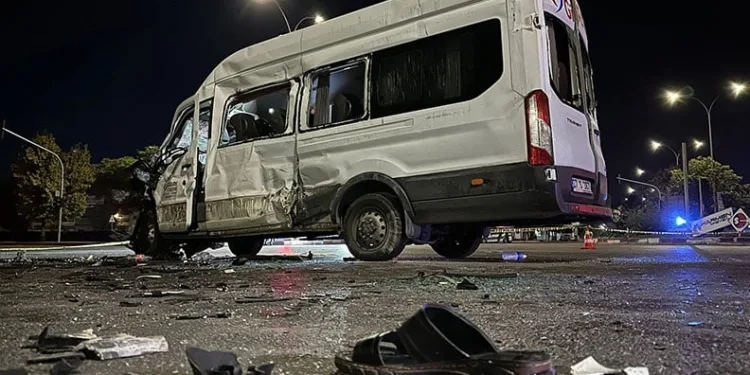 Gaziantep’te TIR işçi servisine çarptı
