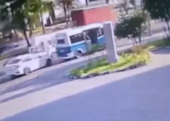 Bursa’da otomobil önce minibüse ardından kamyonete çarptı