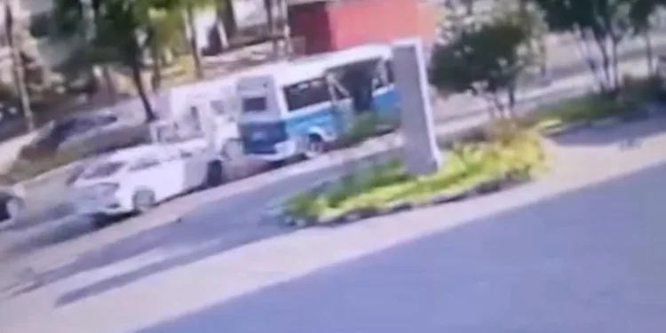 Bursa’da otomobil önce minibüse ardından kamyonete çarptı
