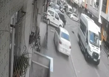 Minibüs sürücüsü küçük çocuğu ezip yoluna devam etti