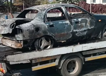 Alev topuna dönen otomobil kullanılamaz hale geldi