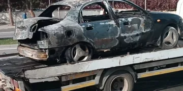 Alev topuna dönen otomobil kullanılamaz hale geldi