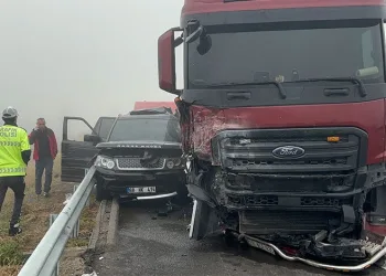 Sisten görmedi, lüks cip metrelerce sürüklendi: 3 yaralı