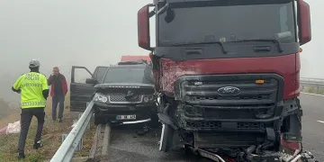 Sisten görmedi, lüks cip metrelerce sürüklendi: 3 yaralı
