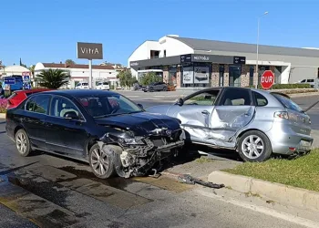 Manavgat’ta çarpışan otomobiller levhaları yıktı: 3 yaralı