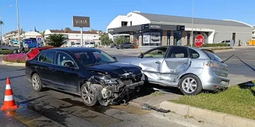 Manavgat’ta çarpışan otomobiller levhaları yıktı: 3 yaralı