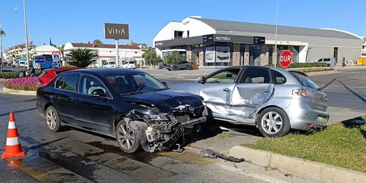 Manavgat’ta çarpışan otomobiller levhaları yıktı: 3 yaralı