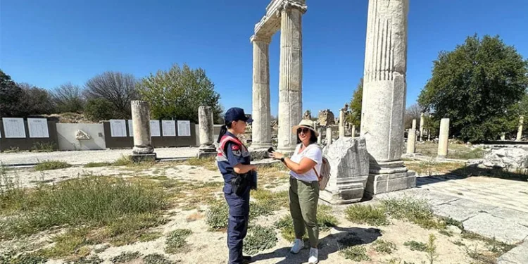 Jandarma ekipleri antik kent ziyaretçilerini bilgilendirdi
