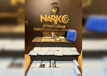 Polis uyuşturucu imalathanesine yaptığı baskında 5 kişiyi yakaladı