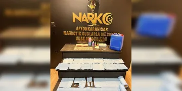 Polis uyuşturucu imalathanesine yaptığı baskında 5 kişiyi yakaladı