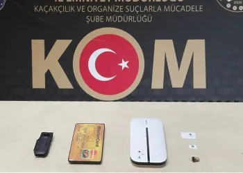 Ehliyet imtihanına kopya düzeneği ile girmeye çalışırken yakalandı