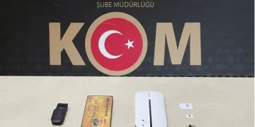 Ehliyet imtihanına kopya düzeneği ile girmeye çalışırken yakalandı