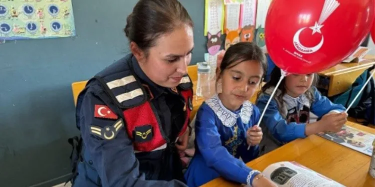 Sivas’ta ‘Tim Jandarma’ ile çocuklara güvenlik eğitimi