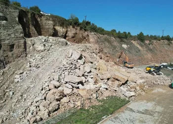Heyelan OSB’deki iki fabrikanın yolunu kapattı