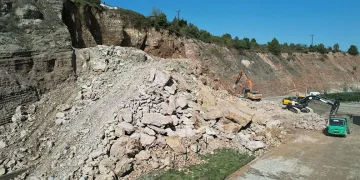Heyelan OSB’deki iki fabrikanın yolunu kapattı