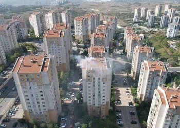 Başakşehir’deki sitede korkutan yangın: 3 kişi dumandan etkilendi
