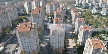 Başakşehir’deki sitede korkutan yangın: 3 kişi dumandan etkilendi