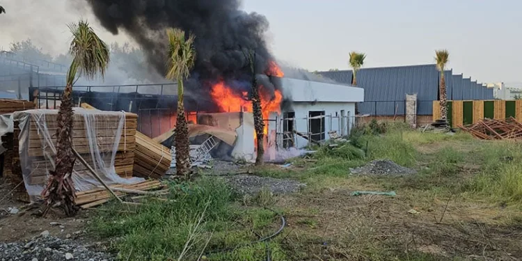 Bungalov tesislerinin yanında yapımı devam eden restoran alevlere teslim oldu
