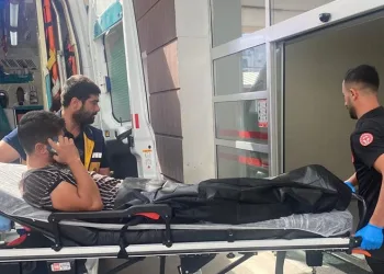 Trafikte tehlike saçan görüntü: Yolun yarısını kaplayarak malzeme taşıdı