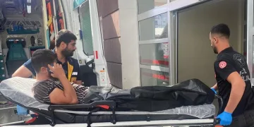 Trafikte tehlike saçan görüntü: Yolun yarısını kaplayarak malzeme taşıdı