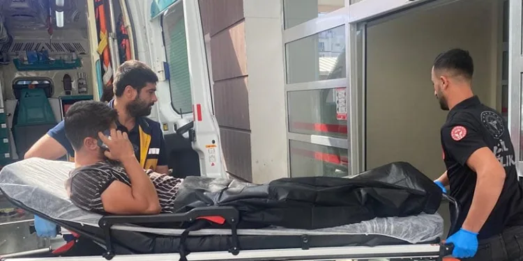 Trafikte tehlike saçan görüntü: Yolun yarısını kaplayarak malzeme taşıdı